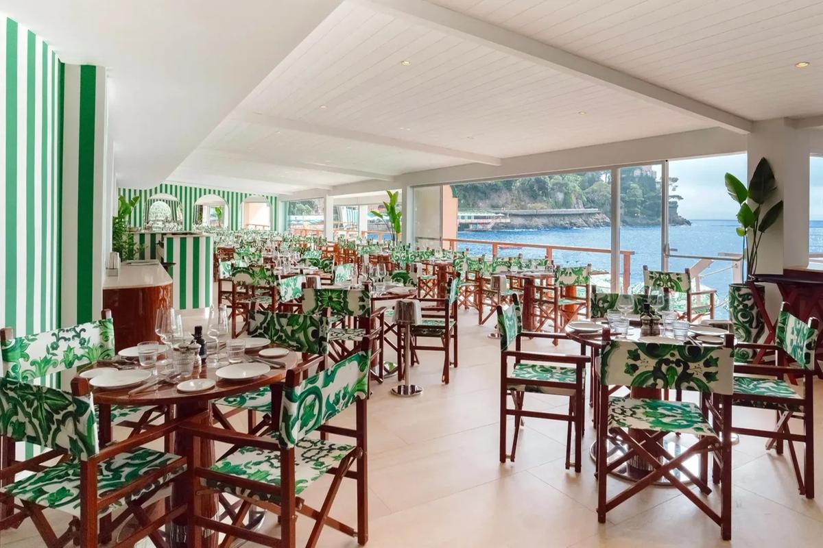 Vesta Portofino, nello storico Le Carillon di Paraggi, vestito da Dolce&Gabbana. Il brand ha aperto anche in Versilia, a Porto cervo e a Monte Carlo.