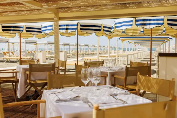 Giacomo Forte dei Marmi, all’interno del beach club Marechiaro.