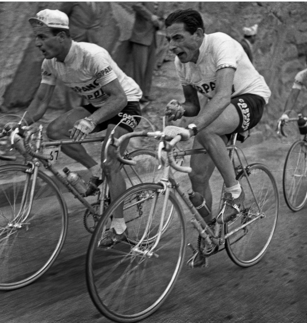 Fausto Coppi con Ettore Milano, durante una gara nel 1956