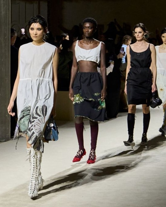 Prada, gli analisti stimano vendite in salita ma margini sotto pressione