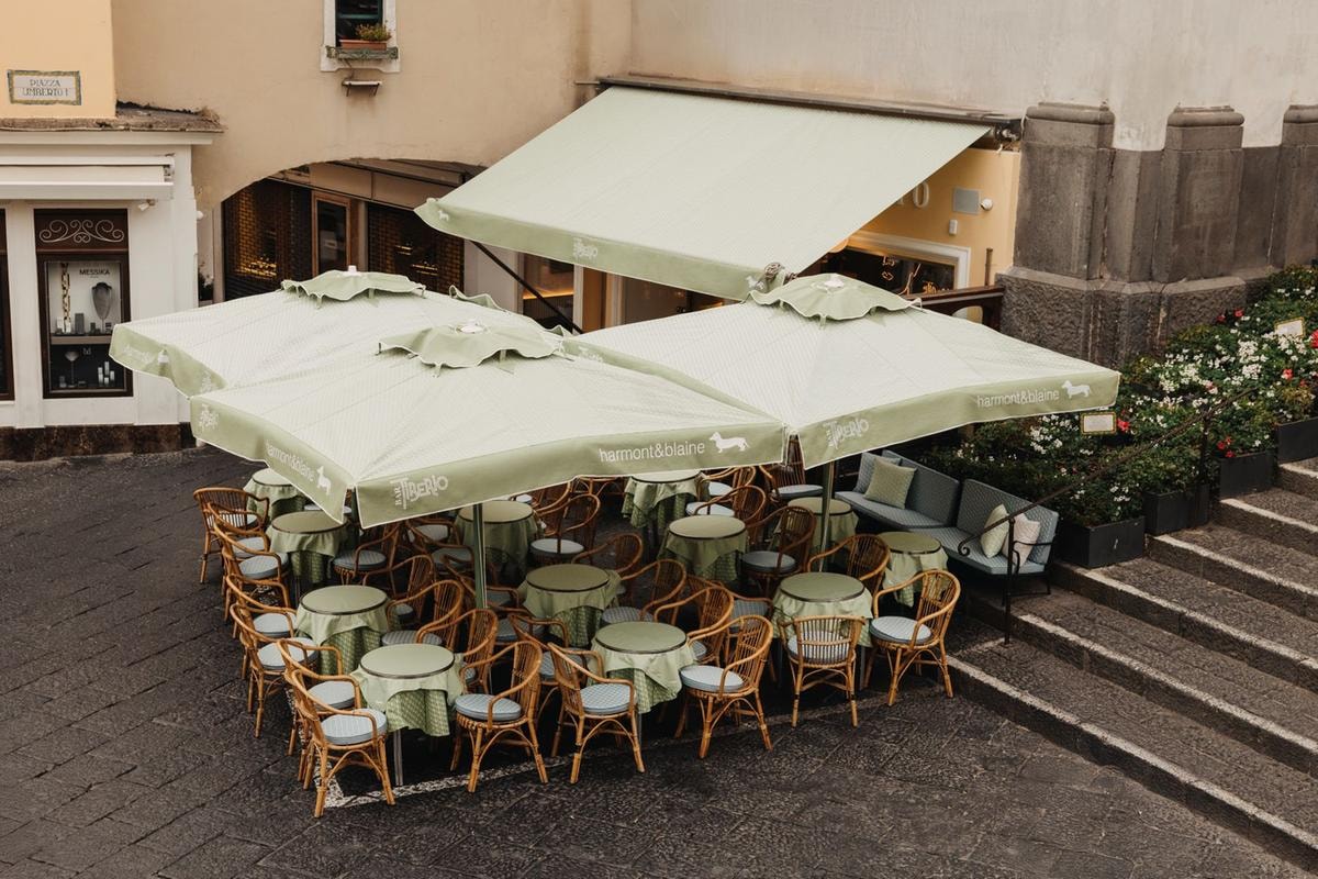 Il Bar Tiberio di Capri con l'allestimento Harmont & Blaine (courtesy Harmont & Blaine)