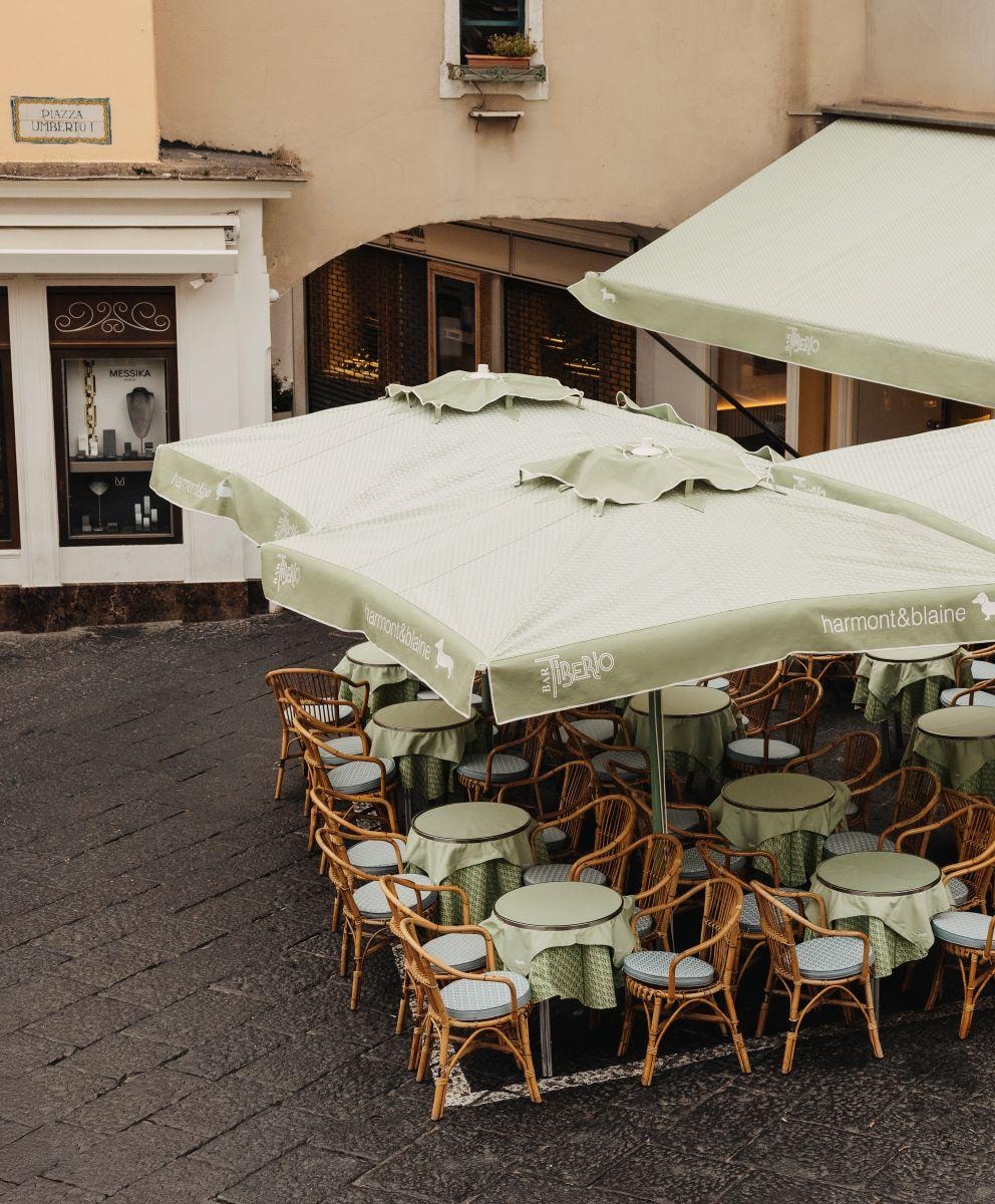 Il Bar Tiberio di Capri con l'allestimento Harmont & Blaine (courtesy Harmont & Blaine)