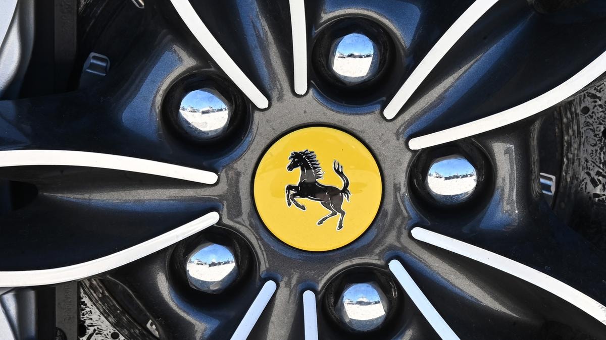 Ferrari, Ubs vede un secondo trimestre in accelerazione e alza il target price. Grazie ai nuovi ricchi dell’AI