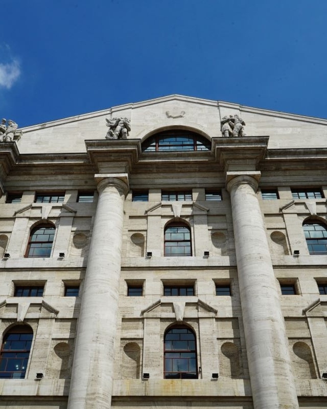 Una foto di Piazza Affari a Milano (ph official website)