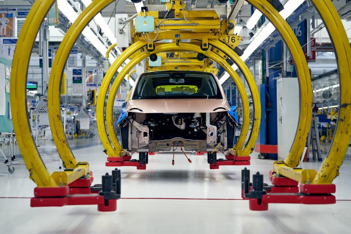 Stellantis, terzo stop a Mirafiori: Fiat 500 ibrida di nuovo ferma. E in borsa il titolo paga il taglio delle stime