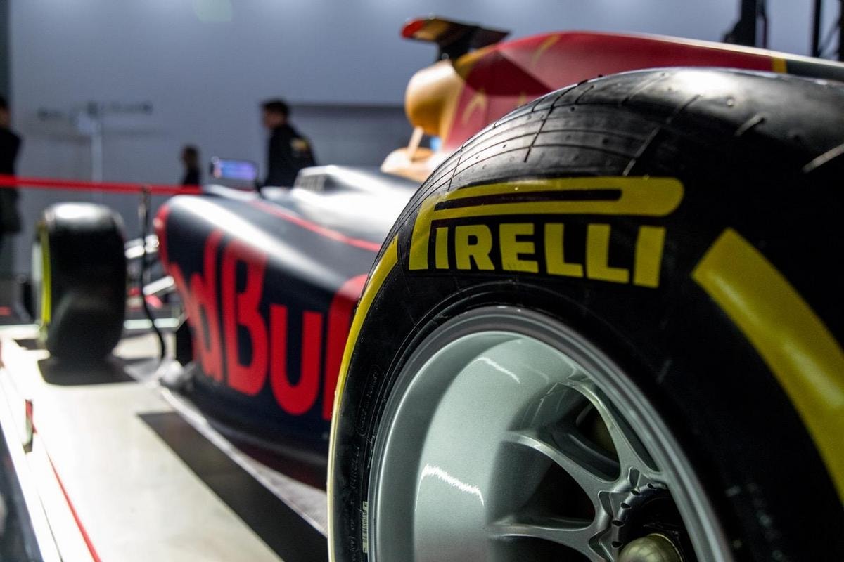 PIRELLI PNEUMATICO PNEUMATICI COPERTONE COPERTONI GOMMA RUOTA RUOTE FORMULA 1