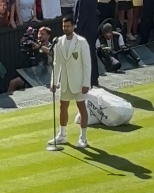 Novak Djokovic con un blazer Lacoste (ph. Chiara Bottoni)