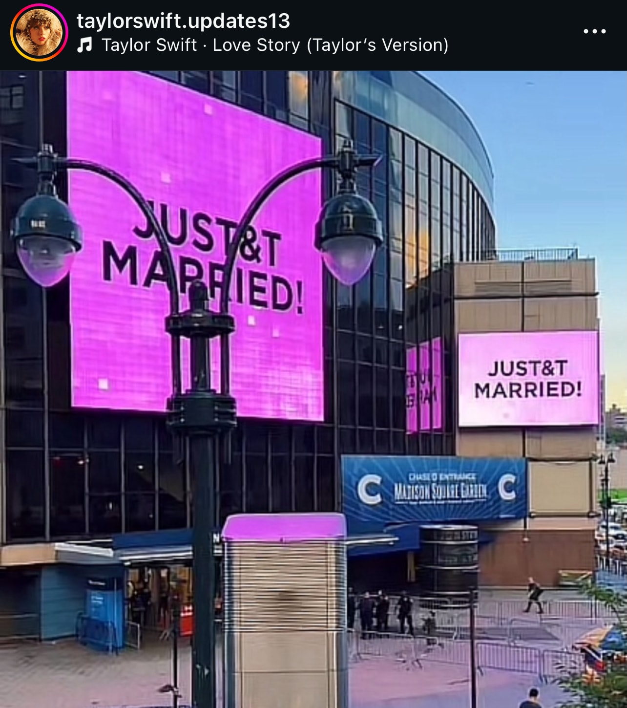 Gli schermi che annunciano il matrimonio Swift-Kelce a New York (foto Instagram @taylorswift.update13)