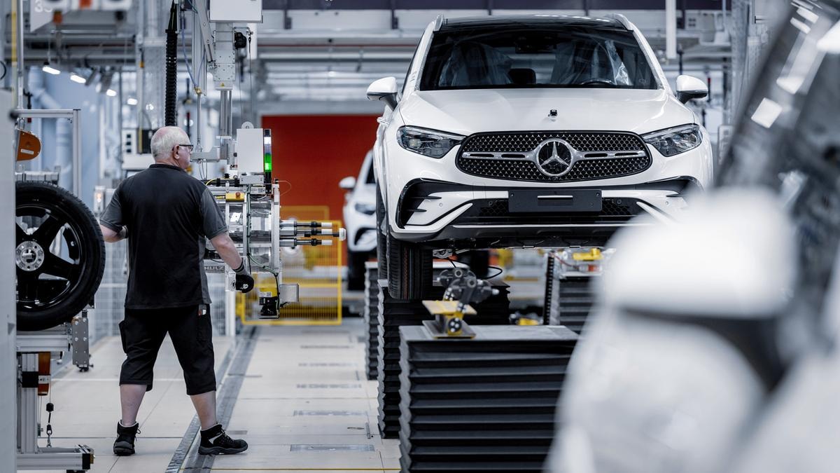 Auto tedesca, la crisi non è solo di Volkswagen: lavoratori Mercedes in protesta contro il ceo Källenius