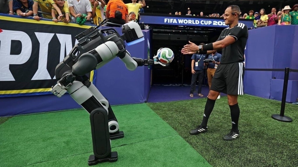 Hyundai, il robot umanoide Atlas debutto in campo ai Mondiali: test per la produzione di massa