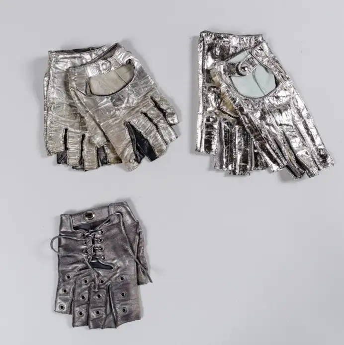 Alcuni paia di guanti mitaines in pelle argentata di Karl Lagerfeld (ph official website Sotheby's)