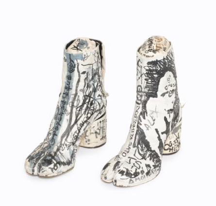 Un modello Tabi dell'archivio privato di Martin Margiela (ph Marc Chatelard, courtesy Maurice auction)