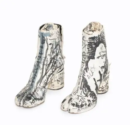 Un modello Tabi dell'archivio privato di Martin Margiela (ph Marc Chatelard, courtesy Maurice auction)