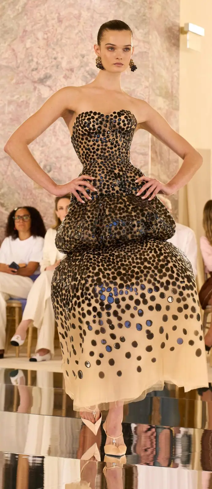 Un look Schiaparelli haute couture autunno-inverno 2026/27 (courtesy Schiaparelli)