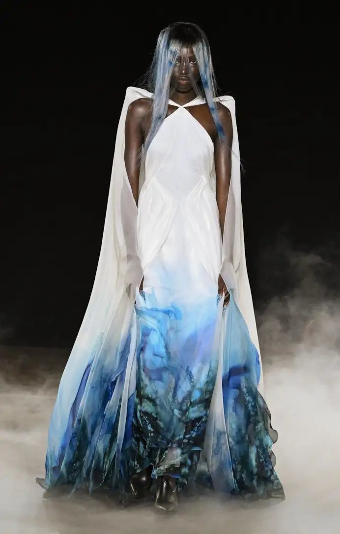 Un look fall-winter 2026/27 di Iris van Herpen (ph Francesc Ten/MFF)