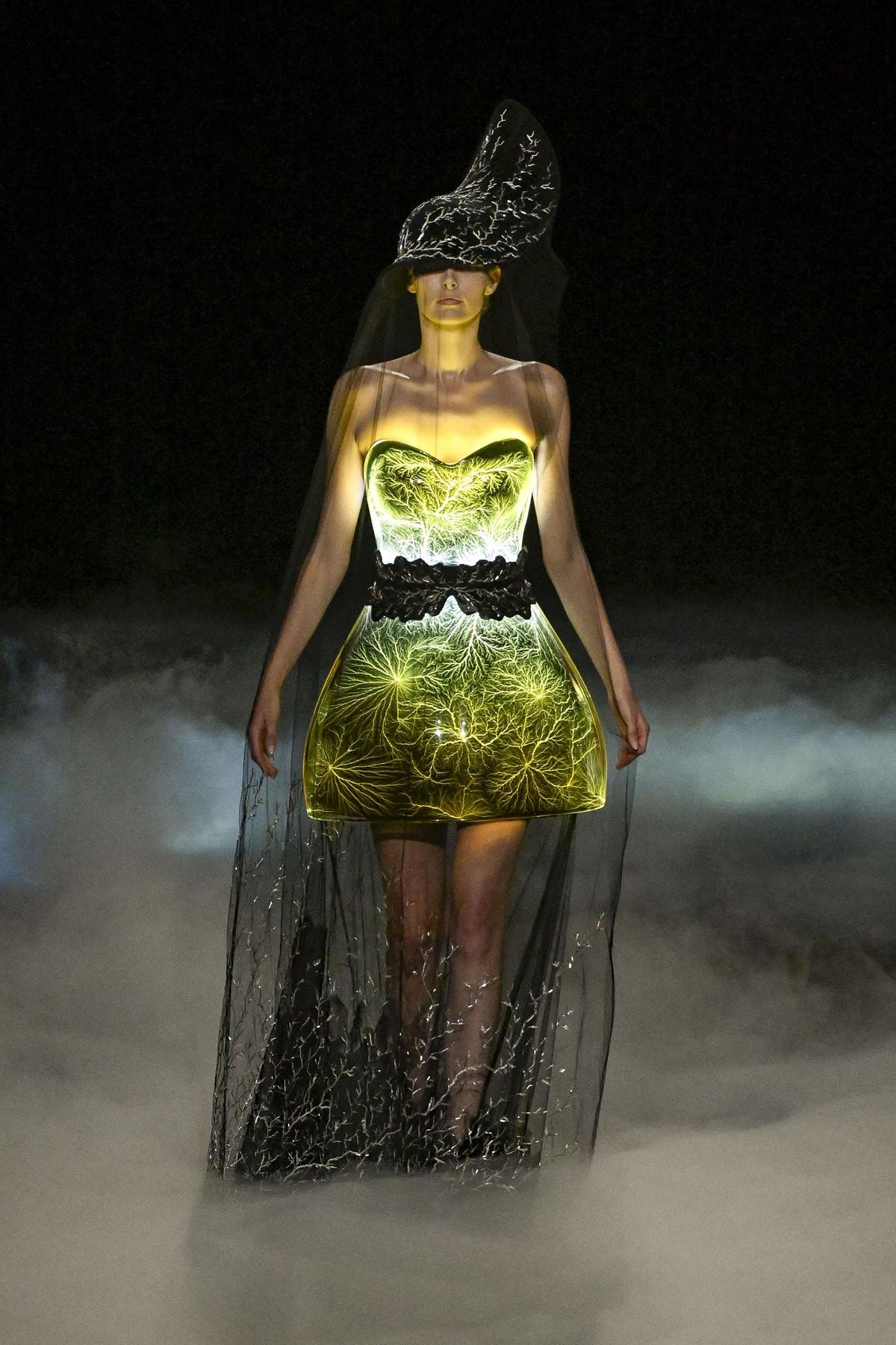 Un look Iris Van Herpen f-w 2026/27 alla Parigi Haute couture (ph Francesc Ten/MFF)