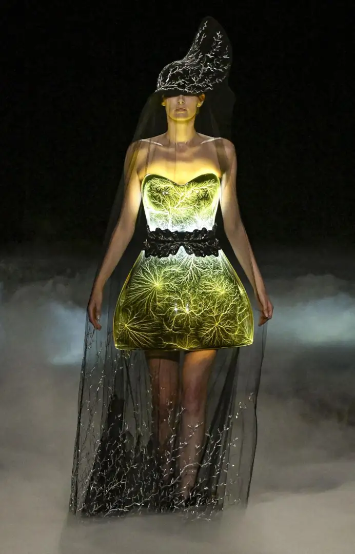 Un look Iris van Herpen fall-winter 2026/27 (ph Francesc Ten/MFF)