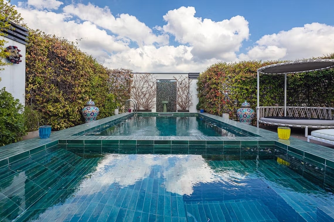 Il nuovo lusso a Milano? Una piscina privata sopra i tetti della città