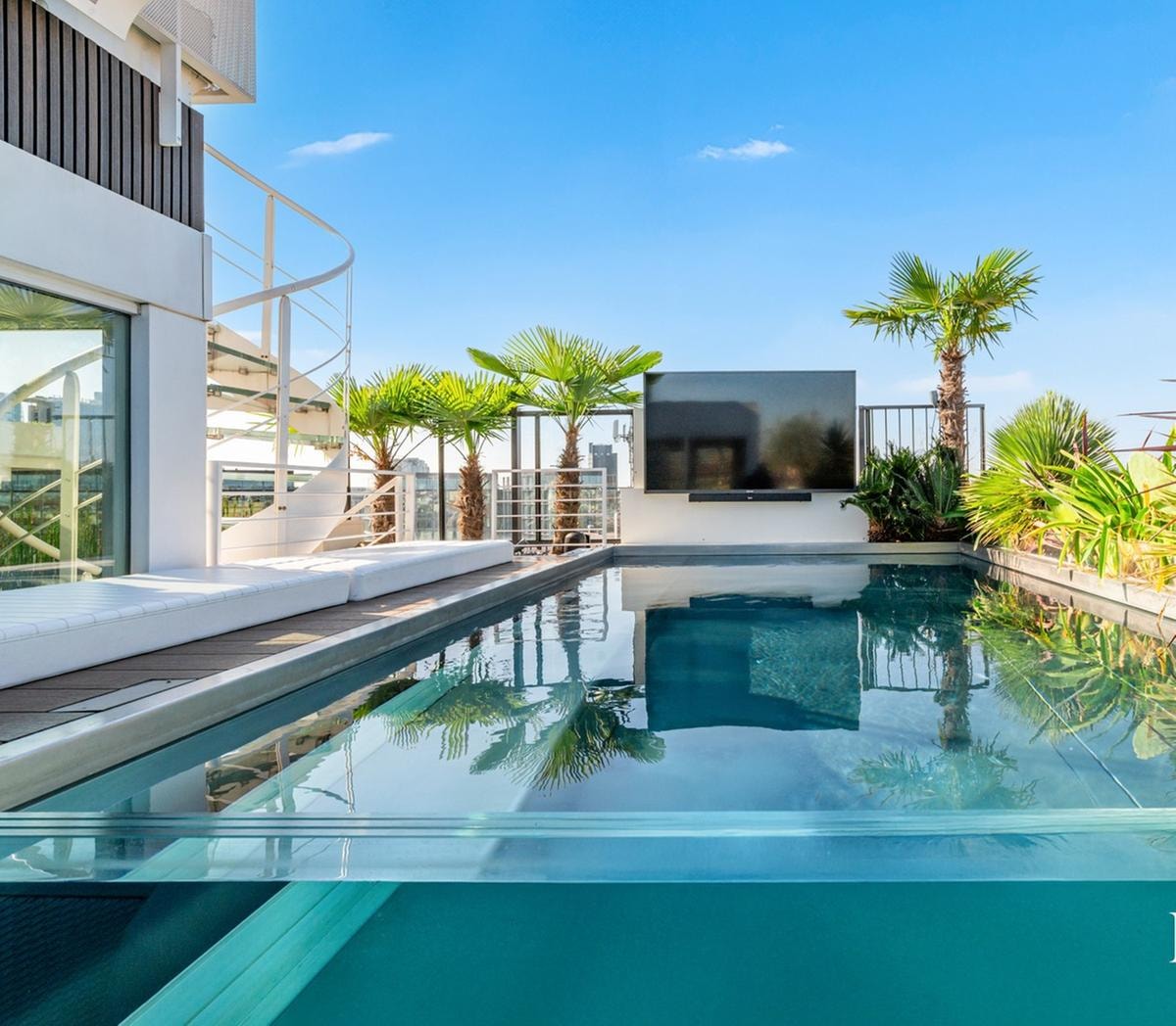 Il nuovo lusso a Milano? Una piscina privata sopra i tetti della città