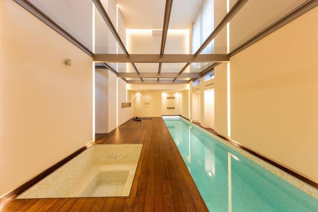 Il nuovo lusso a Milano? Una piscina privata sopra i tetti della città