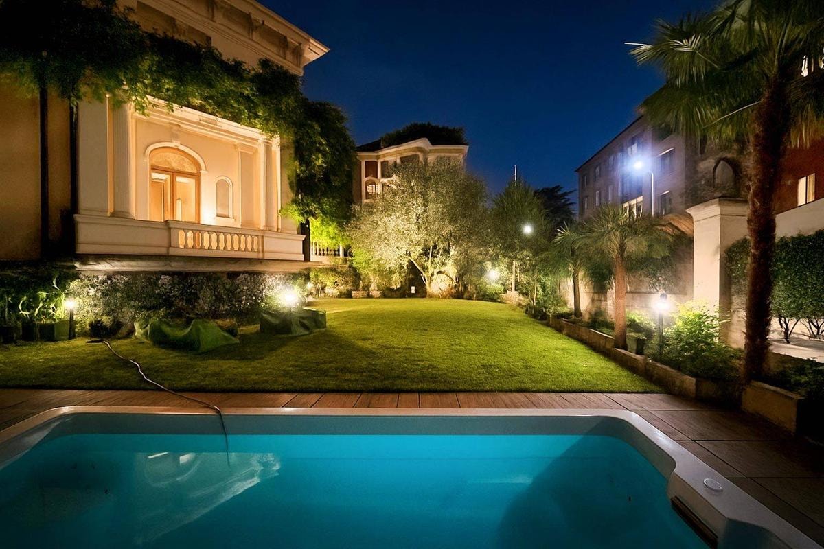 Il nuovo lusso a Milano? Una piscina privata sopra i tetti della città