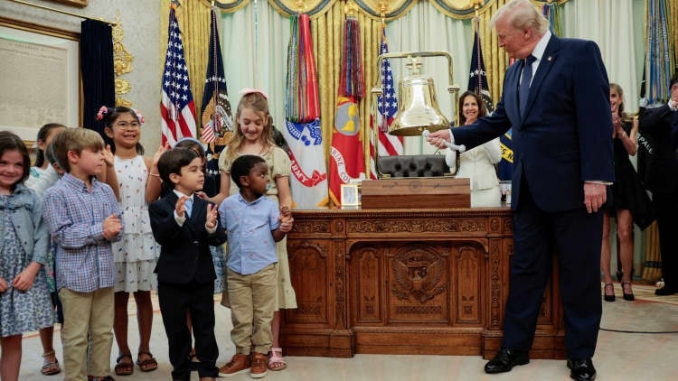 Trump suona la campanella dallo Studio Ovale