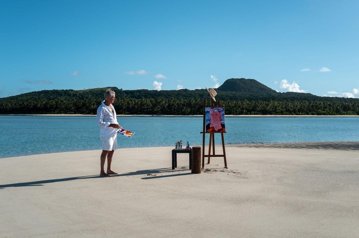 Pierce Brosnan mentre dipinge sull'isola di Kauai, nell'arcipelago hawaiiano