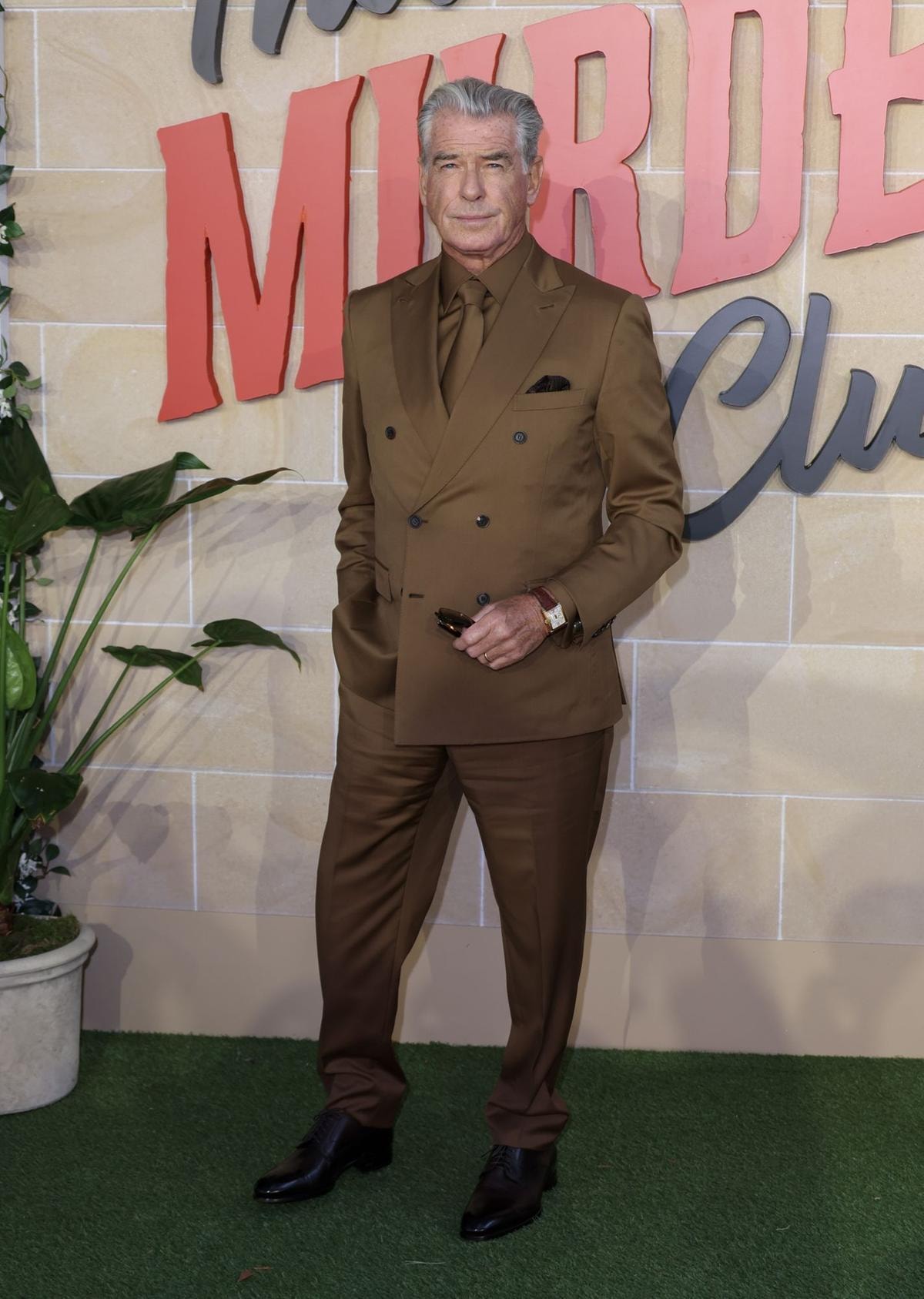 Pierce Brosnan in uno smoking di Brioni, a Londra, alla prima di The Thursday Murder Club. (Photo by Mike Marsland/WireImage)
