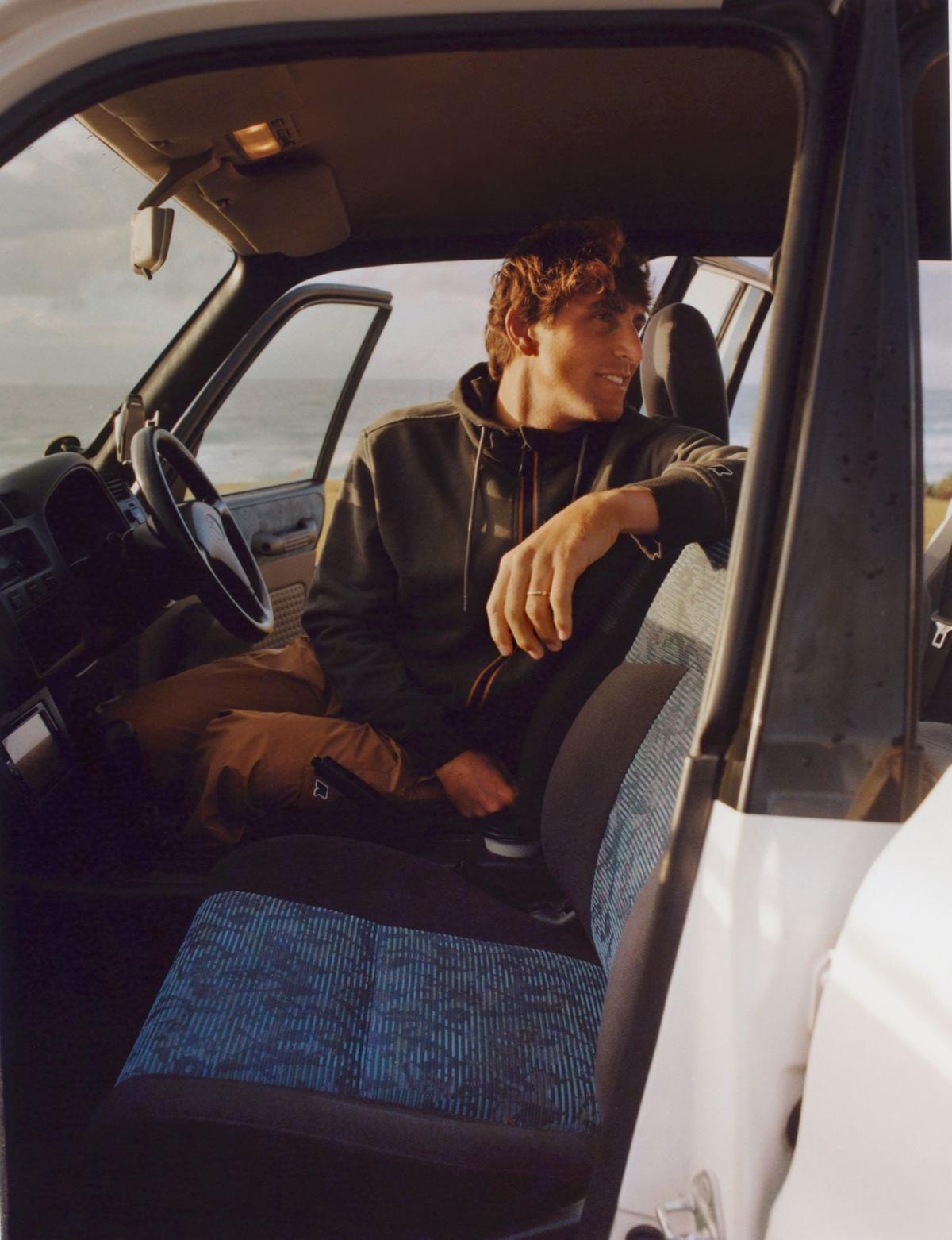 Il campione di surf Leonardo Fioravanti, classe 1997, è anche brand ambassador del brand K-Way® dal 2023, qui indossa un look della nuova capsule collection per la Primavera/Estate 2026.