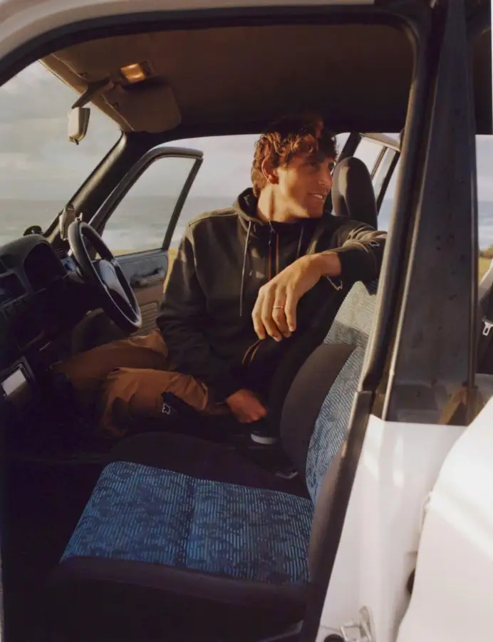 Il campione di surf Leonardo Fioravanti, classe 1997, è anche brand ambassador del brand K-Way® dal 2023, qui indossa un look della nuova capsule collection per la Primavera/Estate 2026.