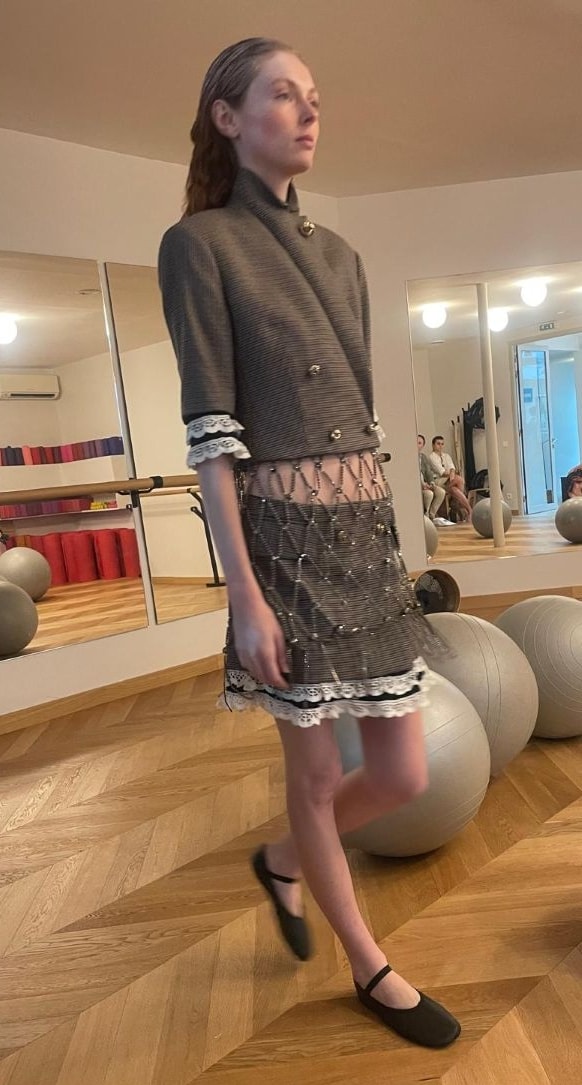 Un look Julie de Libran fall-winter 2026/27 (ph Silvia Manzoni)