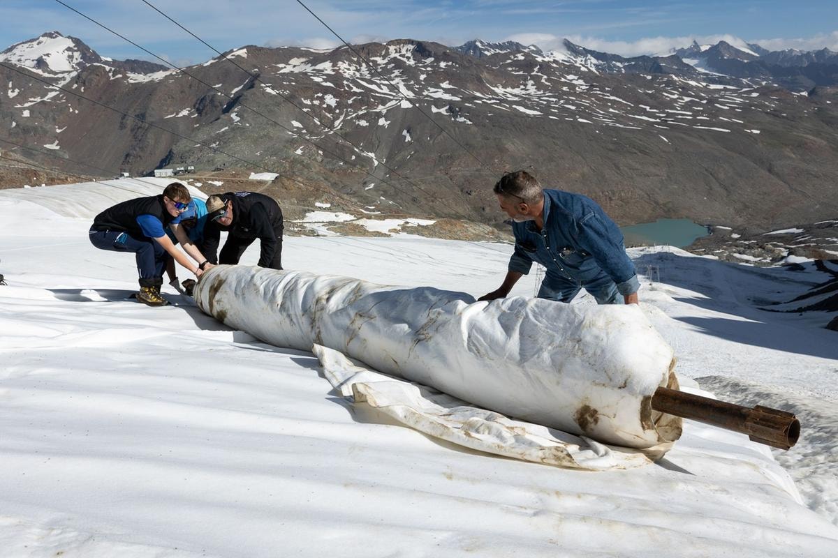 Una foto del processo di stesura dei teli sul ghiacciaio in Val Senales (courtesy Mini Italia)