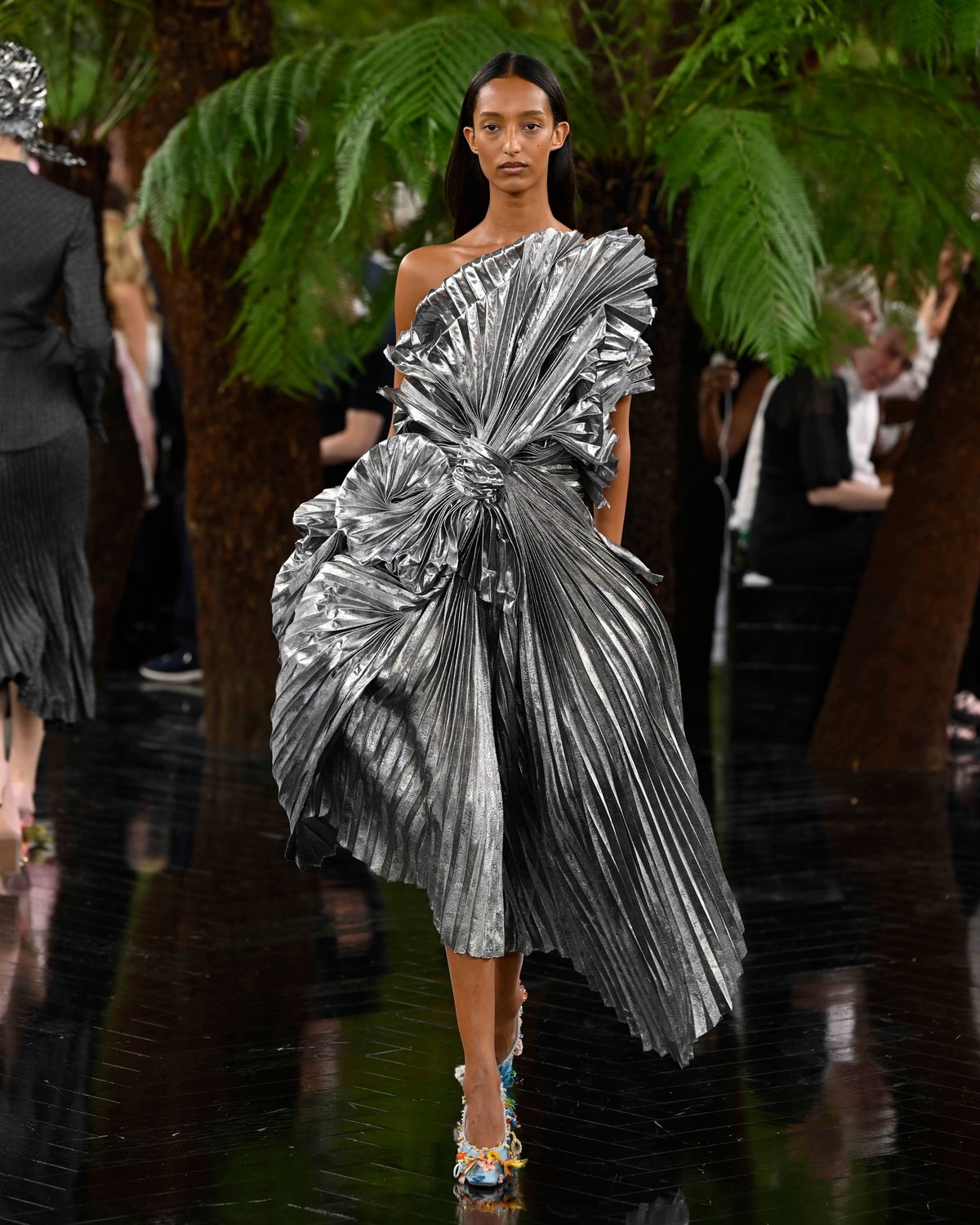 Un look Dior haute couture fall-winter 2026/27 (foto Francesc Ten/MFF)