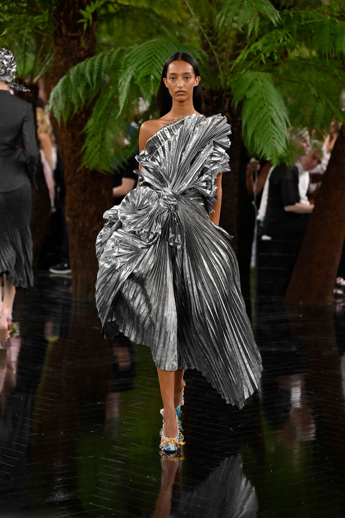 Un look Dior haute couture fall-winter 2026/27 (foto Francesc Ten/MFF)