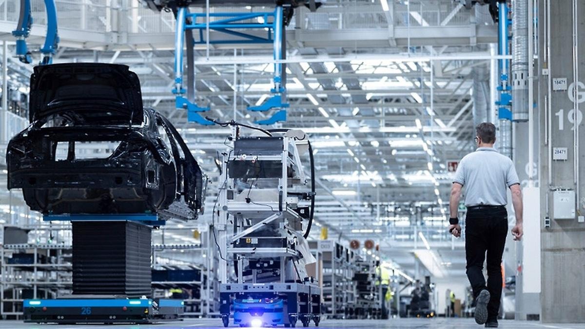 Auto, in Europa uno stabilimento su tre è di troppo: cosa rischiano Stellantis, Volkswagen, Mercedes e Bmw