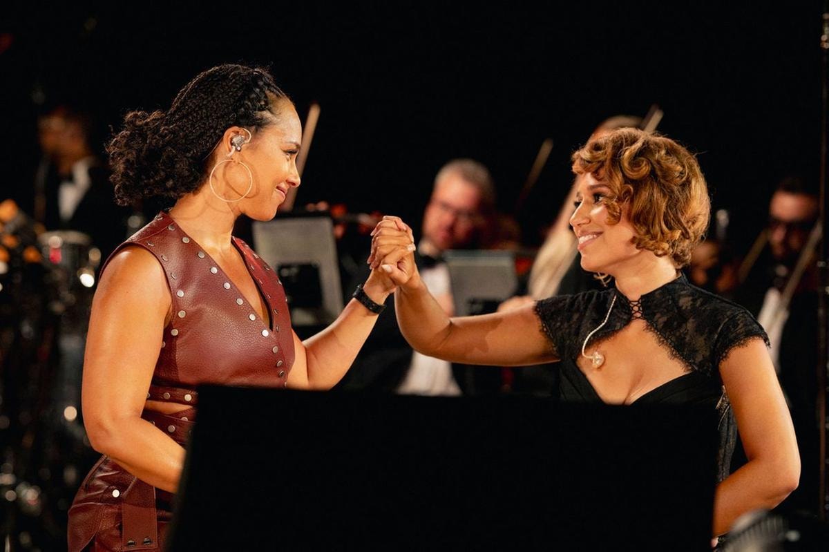 Alicia Keys duetta con Raye. Emilien Itim