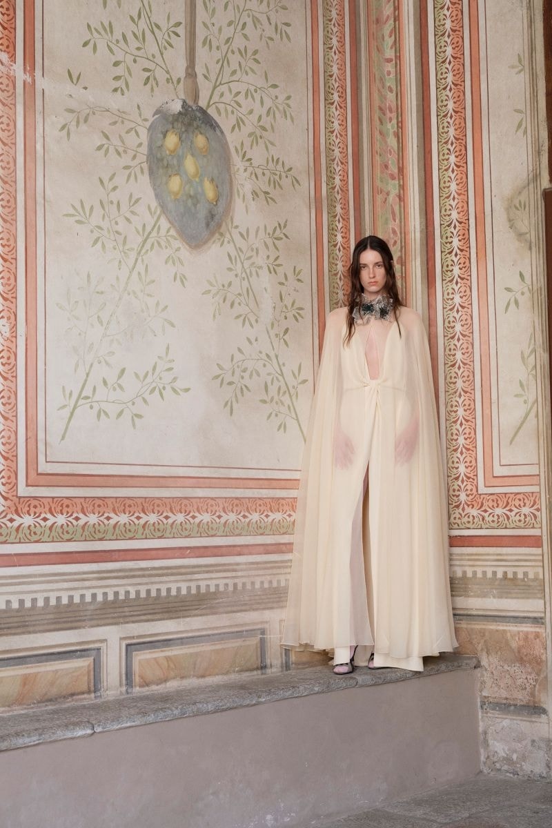 Un look cruise 2027 di Valentino (courtesy Valentino)