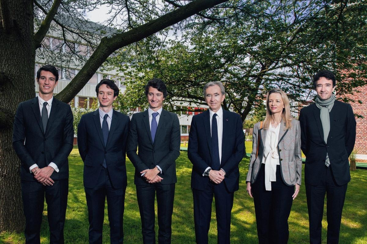 Una foto di Bernard Arnault, al centro, tra i cinque figli. Da sinistra, Alexandre, Frédéric, Jean, Delphine e Antoine Arnault (foto courtesy Lvmh)