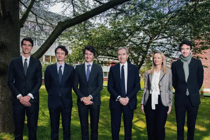 Una foto di Bernard Arnault, al centro, tra i cinque figli. Da sinistra, Alexandre, Frédéric, Jean, Delphine e Antoine Arnault (foto courtesy Lvmh)
