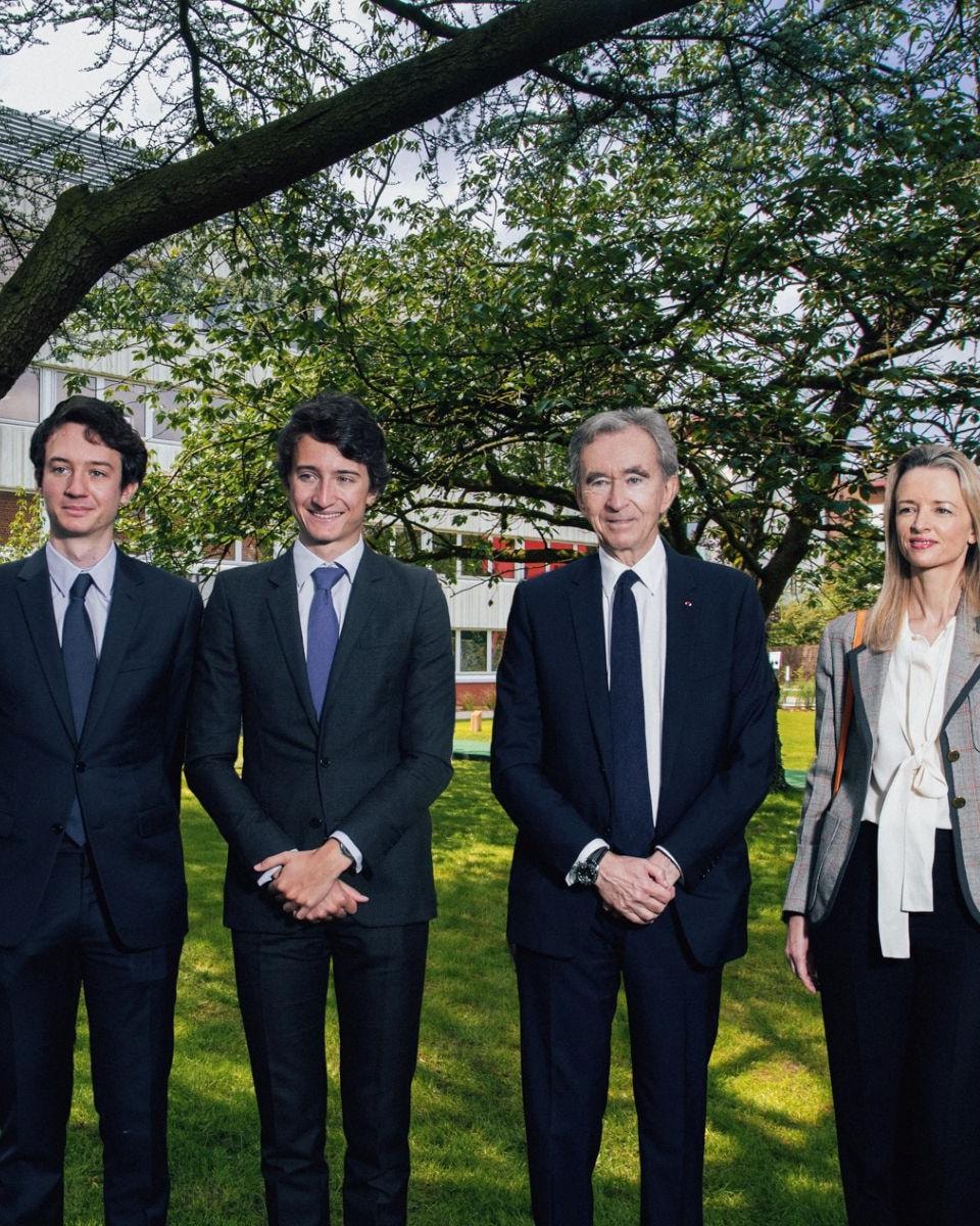 Una foto di Bernard Arnault, al centro, tra i cinque figli. Da sinistra, Alexandre, Frédéric, Jean, Delphine e Antoine Arnault (foto courtesy Lvmh)