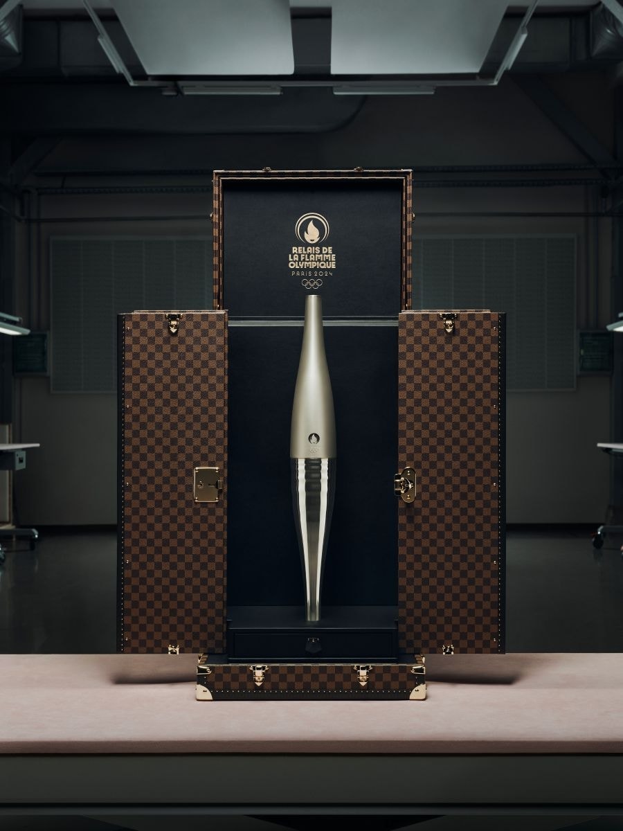 Una foto del baule realizzato da Louis Vuitton per la torcia olimpica di Parigi 2024 (courtesy Lvmh)