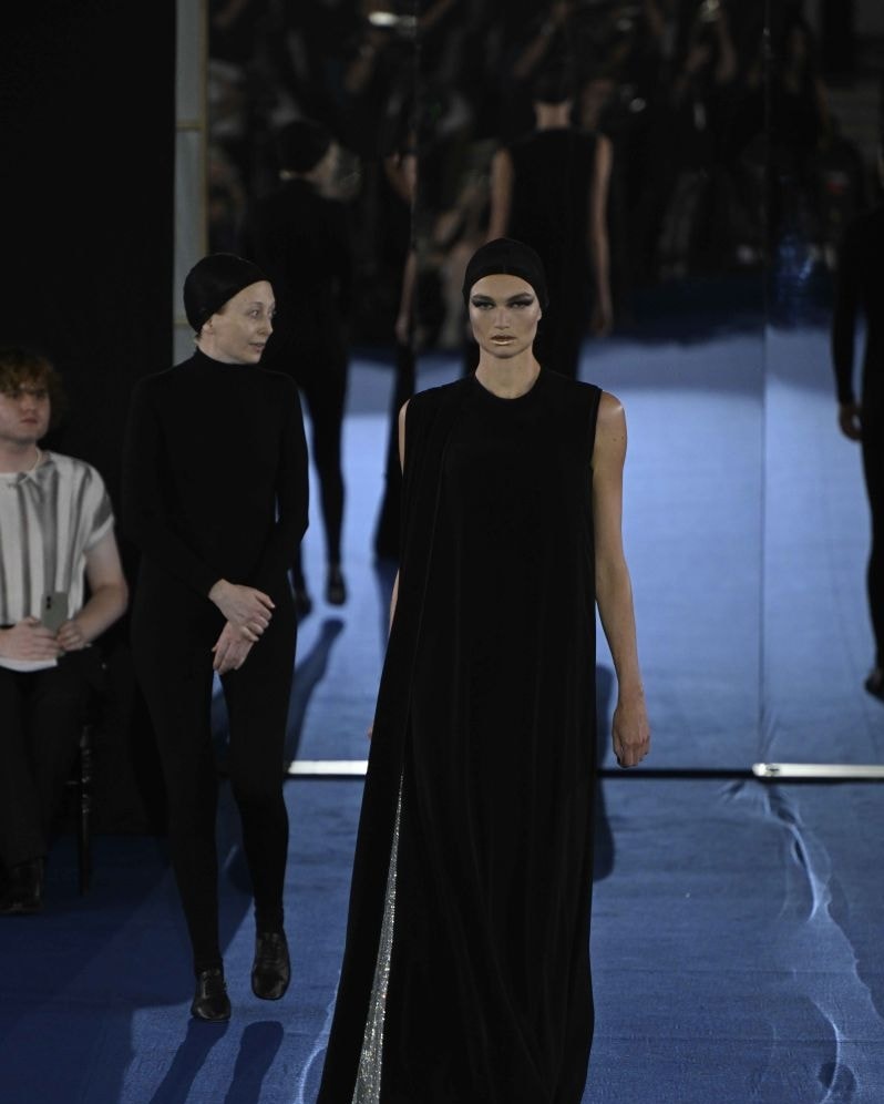 Un look di Alexis Mabille haute couture autunno-inverno 2026/27 (ph Francesc Ten/MFF)