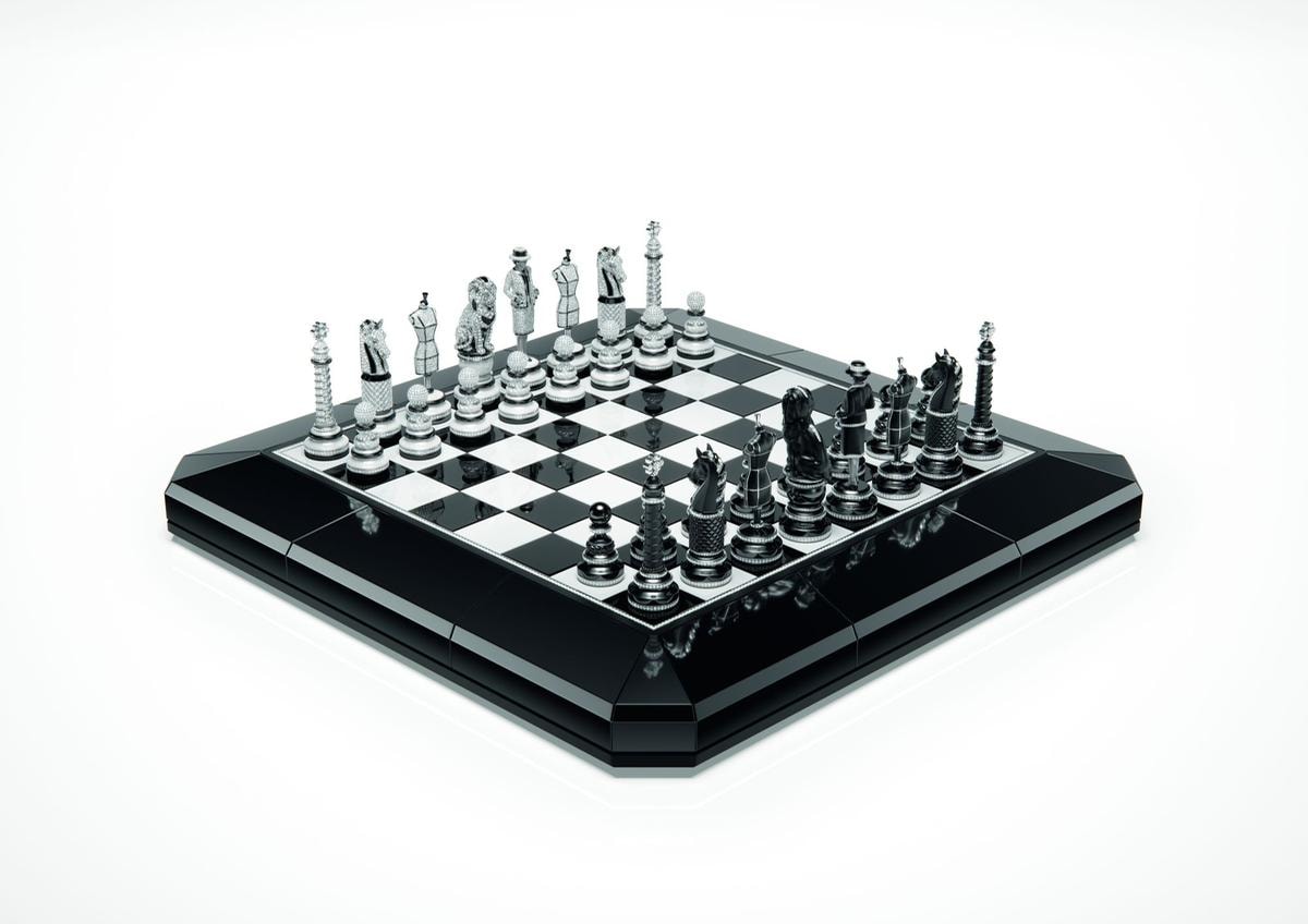 Ogni pedina di The Chessboard di Chanel è un un opera di alta gioielleria e gem-setting. Come la regina-orologio Coco Chanel, nella versione bianca (qui sopra). Per riprodurre la texture del suo celebre tailleur di tweed sono stati incastonati 842 diamanti. Mentre, Cavallo, Torre, Alfiere e Leone, in ceramica modellata, oro e diamanti, rievocano i codici di maison.