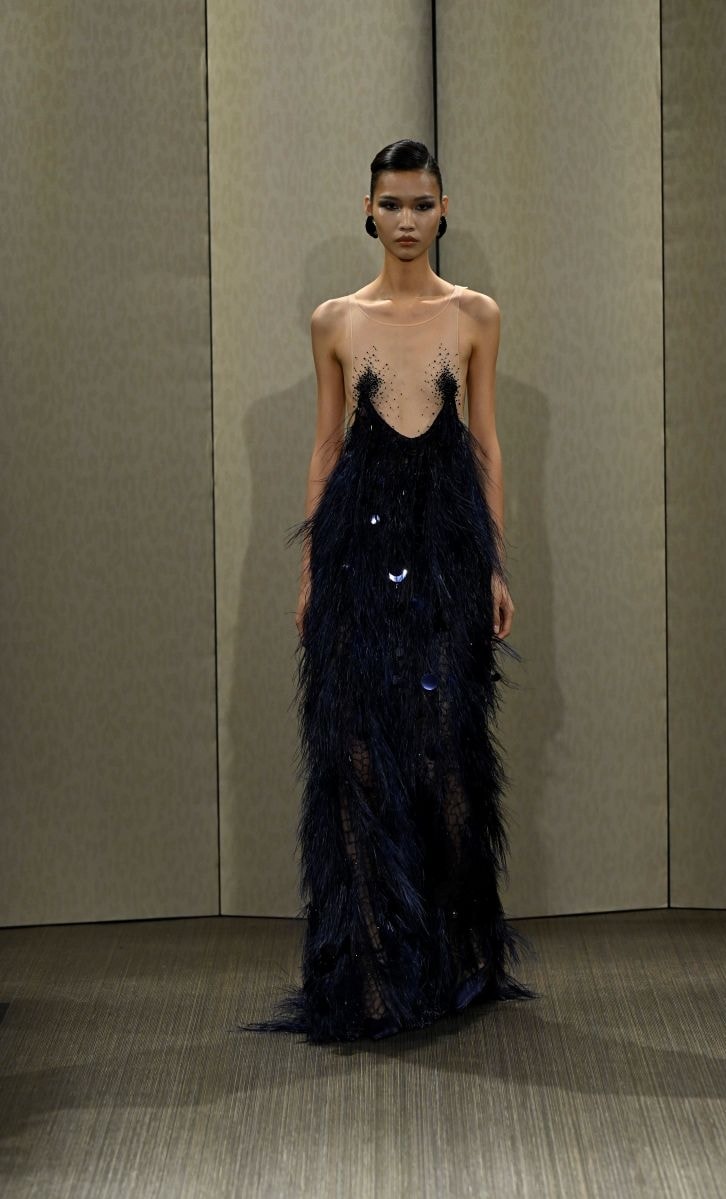 Un look Armani privé fall-winter 2026/27 (ph Francesc Ten/MFF)