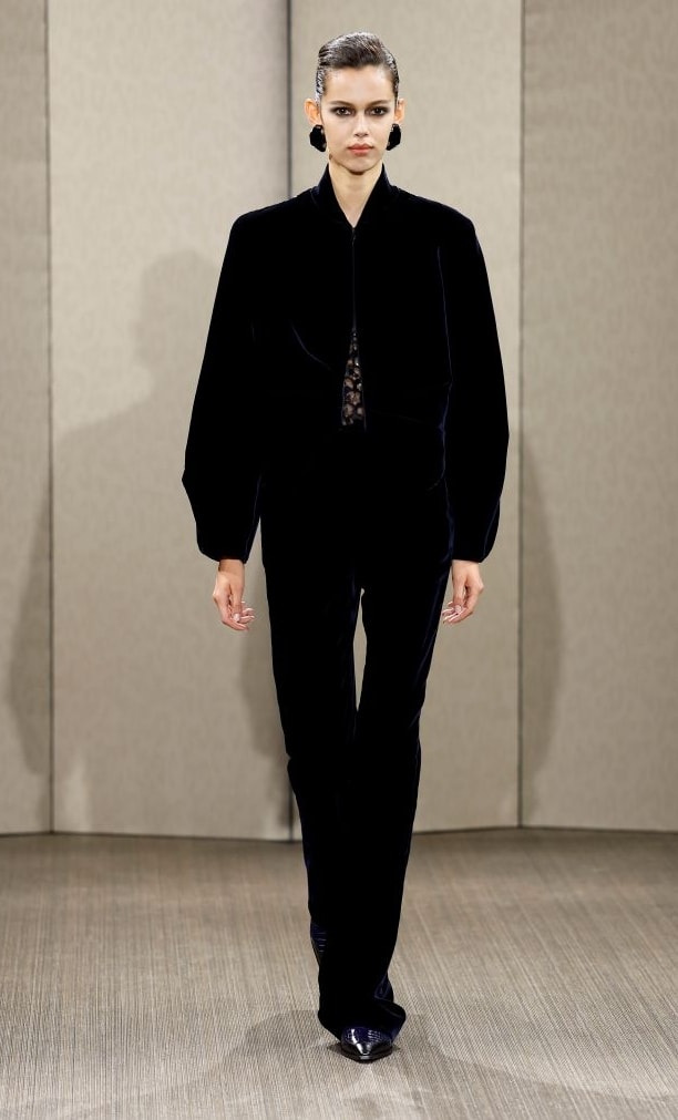 Un look Armani privé fall-winter 2026/27 (ph Francesc Ten/MFF)