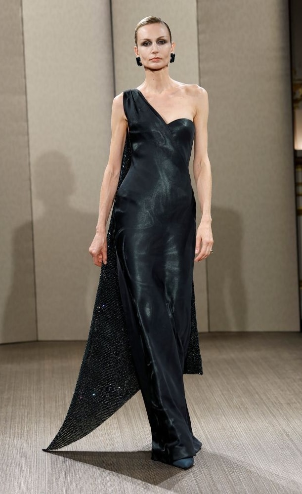 Un look Armani privé fall-winter 2026/27 (ph Francesc Ten/MFF)