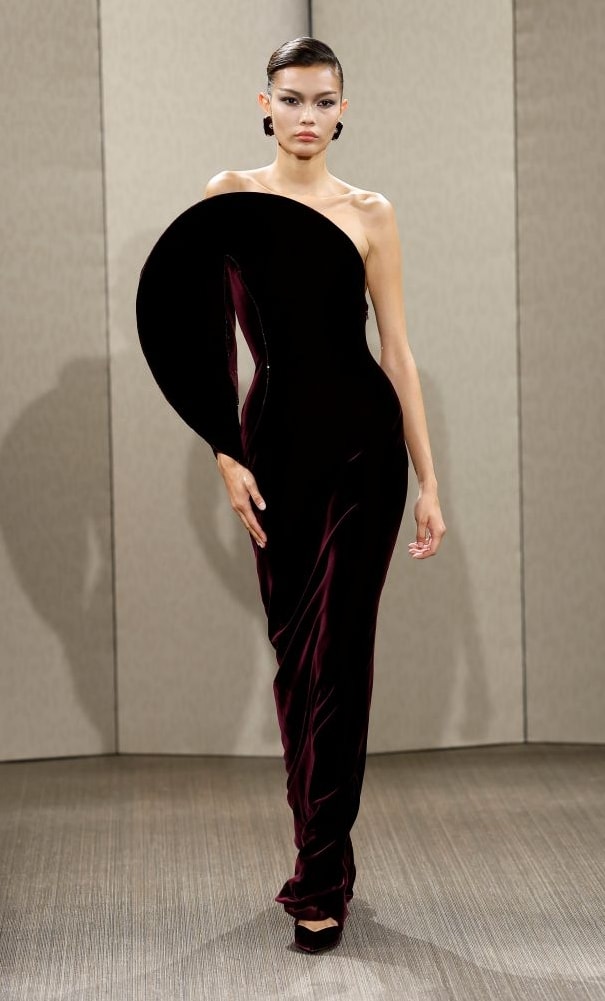 Un look Armani privé fall-winter 2026/27 (ph Francesc Ten/MFF)