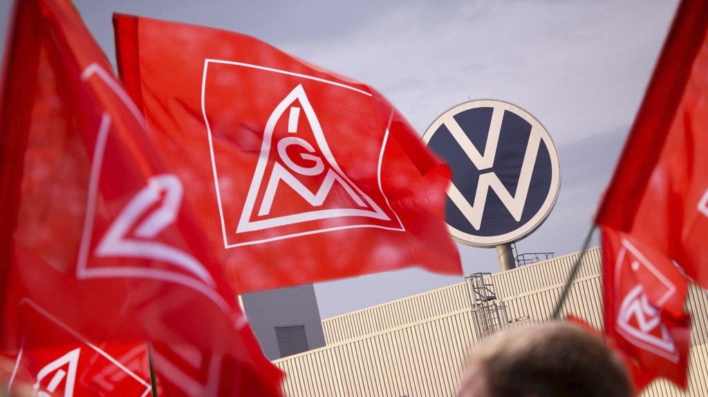 Volkswagen verso nuovi tagli, sindacati in piazza. Domani il ceo Blume svelerà il piano 2030