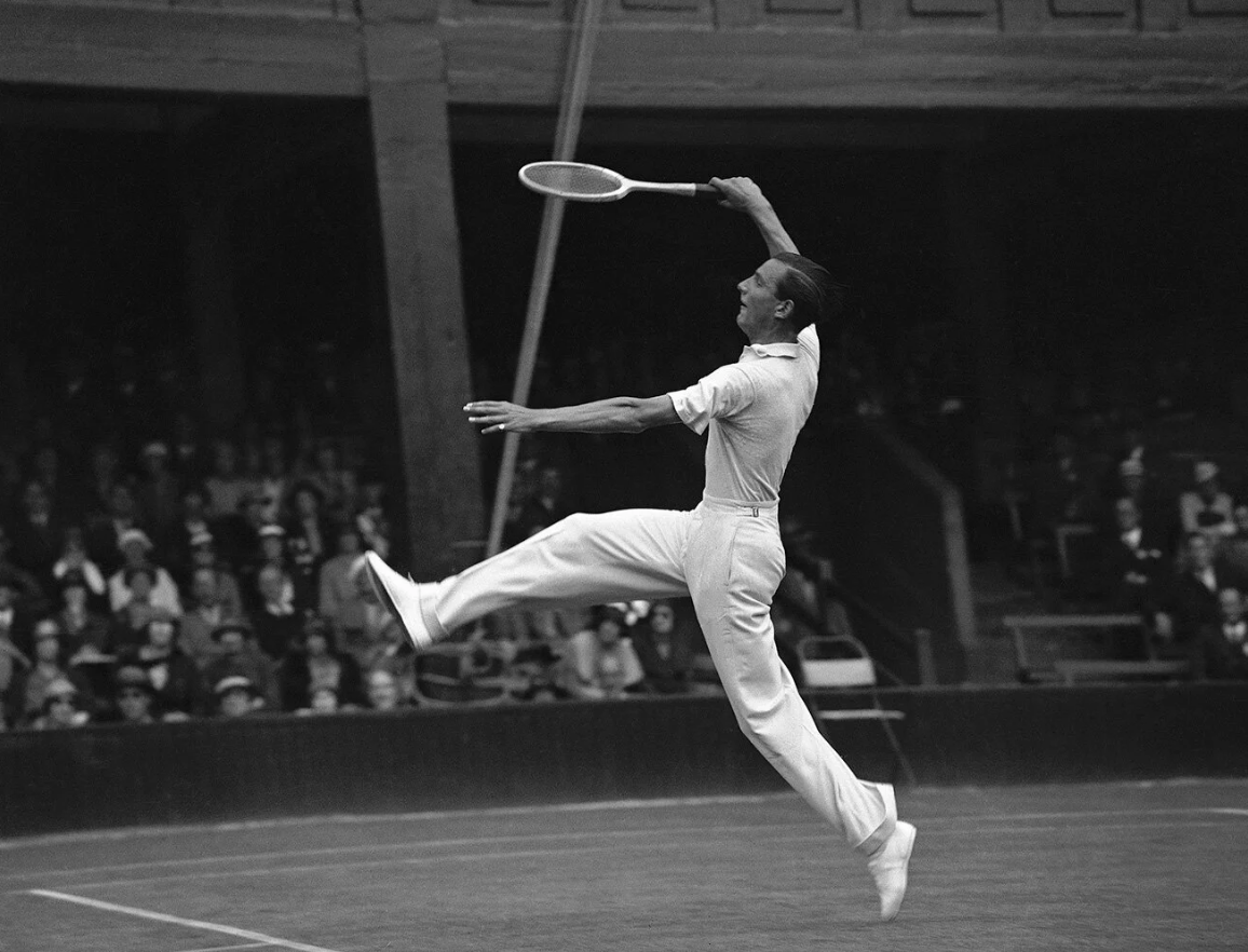 Fred Perry durante una partita contro il belga André Lacroix