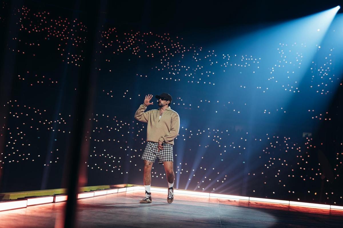 Bad Bunny con una giacca Chanel nella tappa a Parigi del suo world tour (courtesy Chanel)